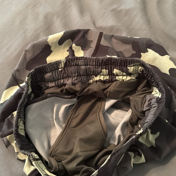 Size 6 lululemon shorts. 2.5 inch and low rise. Worn a couple of times - Picture 4 of 4